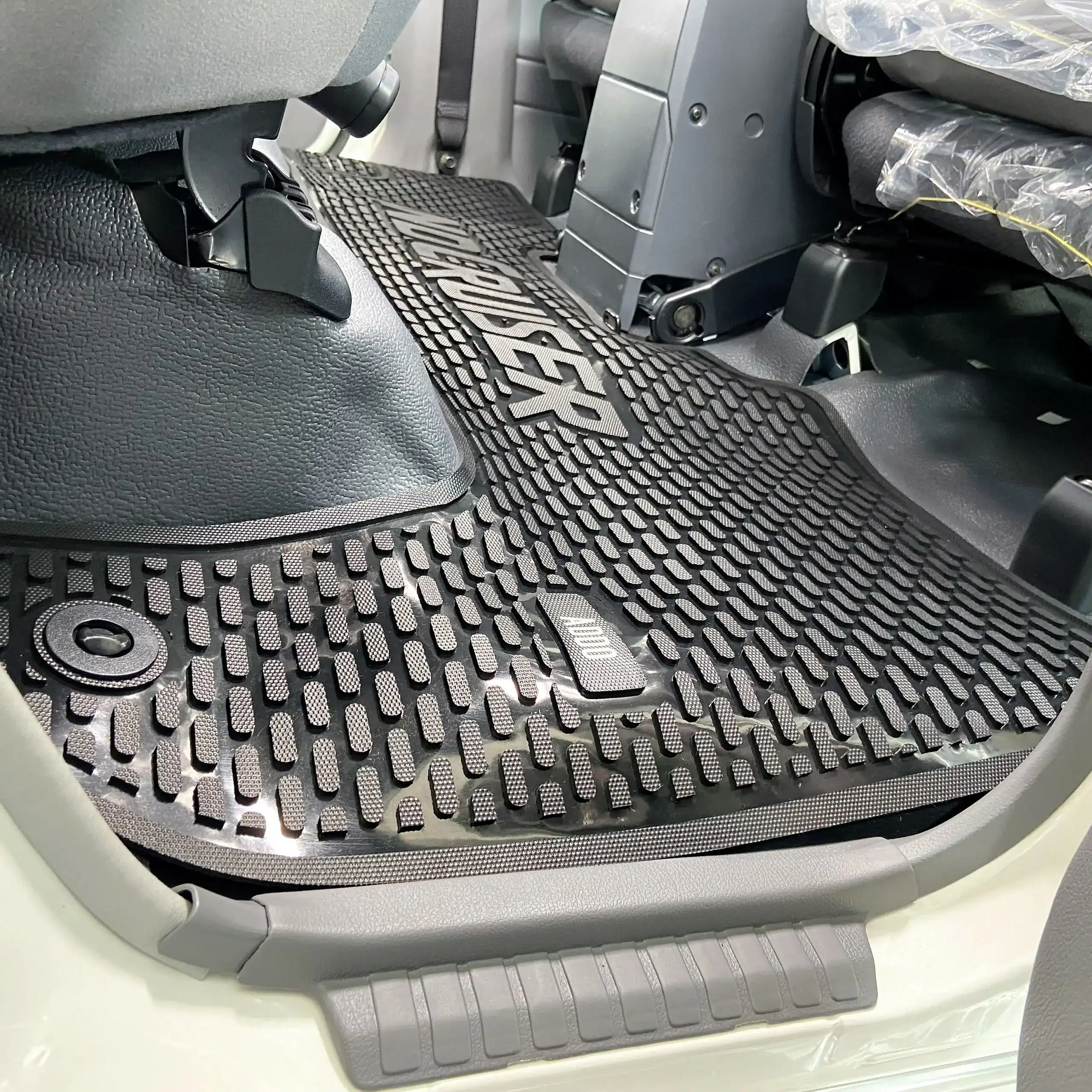 Toyota Landcruiser 76/79 Series Interior Mat Set - Image 4